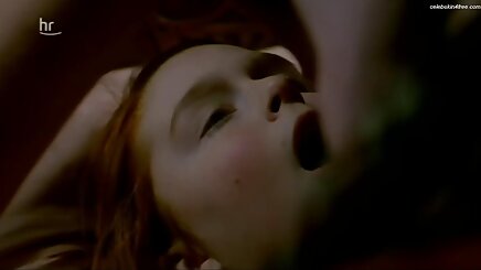 Thư ký Sam và người đàn ông trong phim sex có che chiếc xe màu trắng