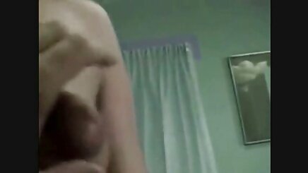 Cô gái tóc vàng phim sexx khoong che Vicky Tay cho một đồ chơi nhỏ!
